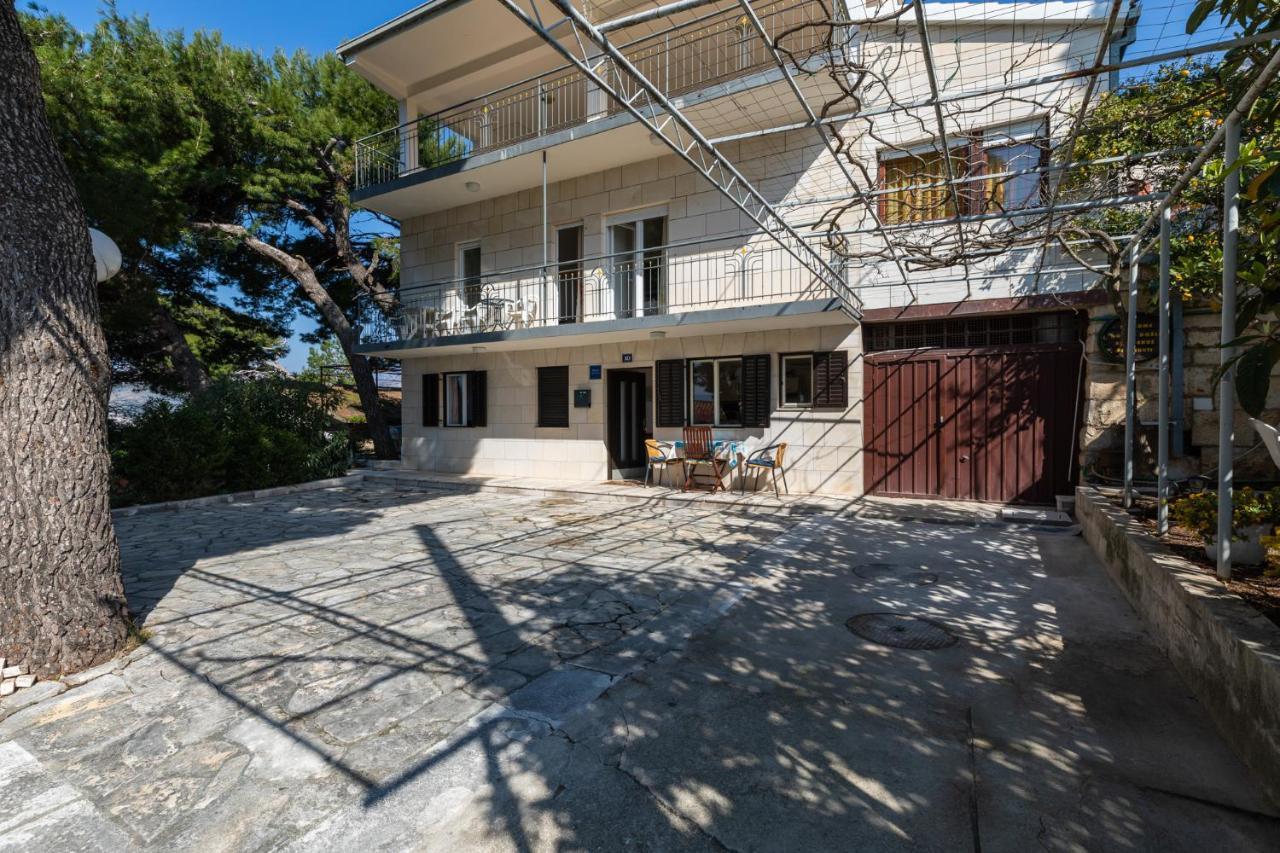 Urban Edge - Beach Apartments Omis Bagian luar foto
