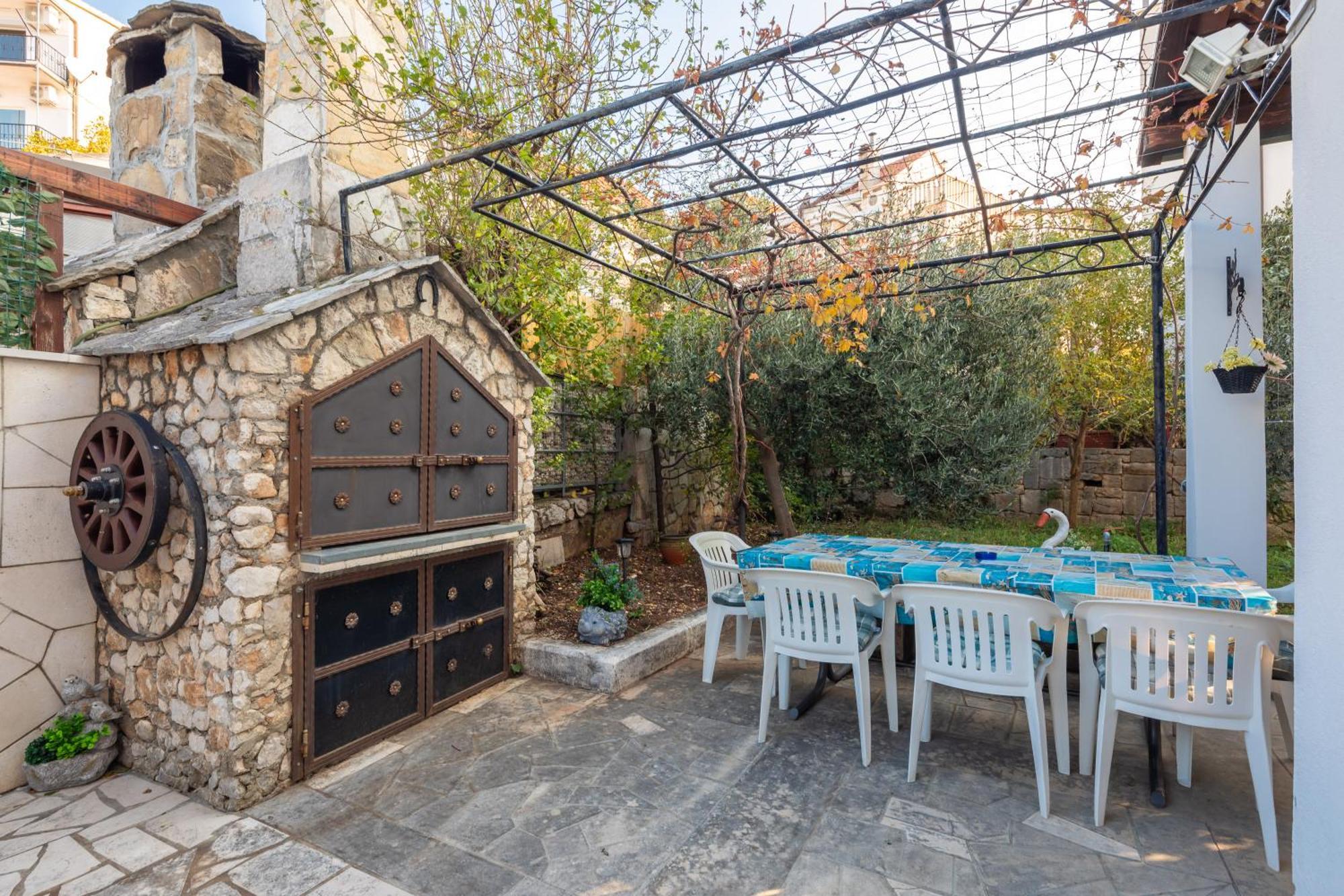 Urban Edge - Beach Apartments Omis Bagian luar foto