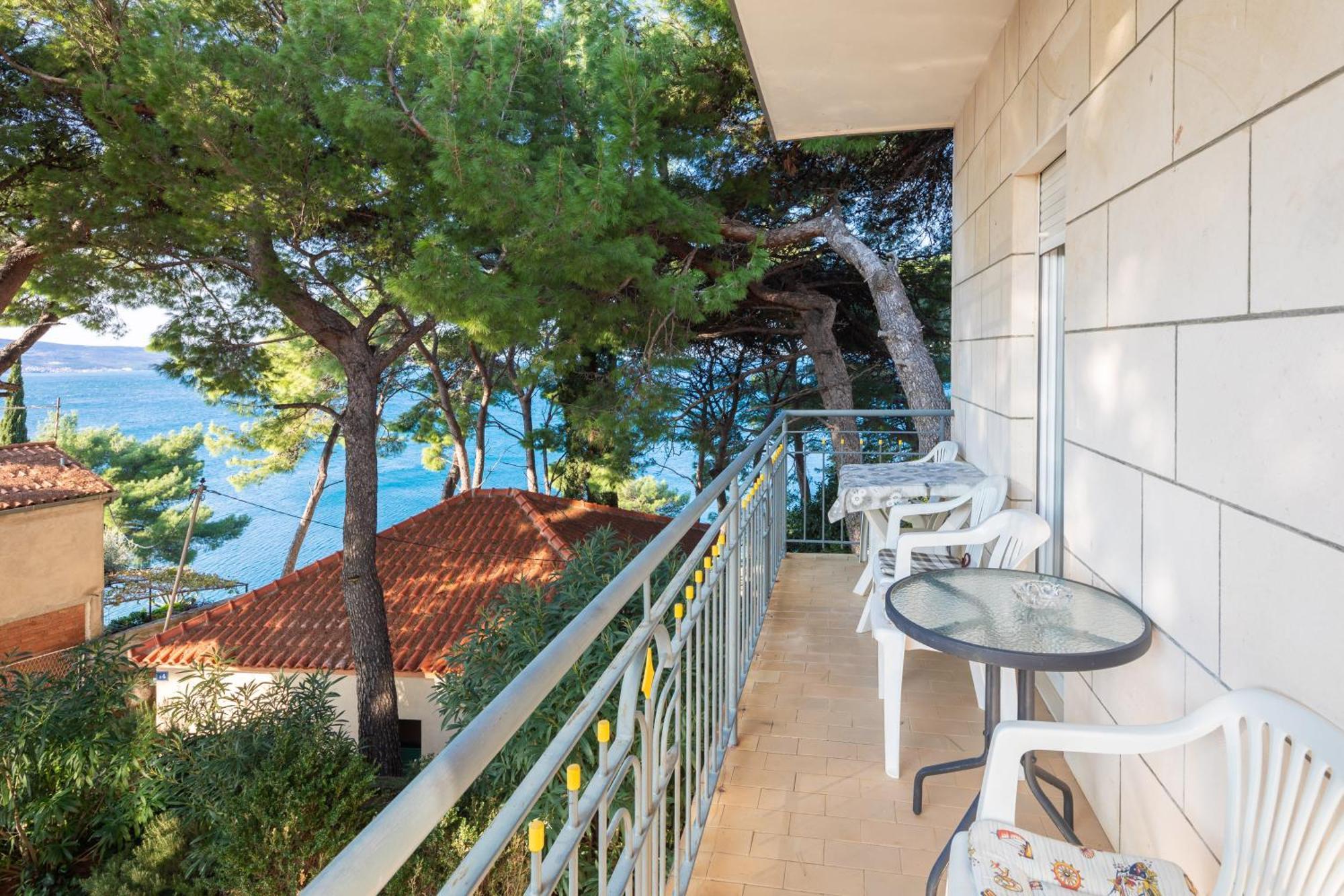 Urban Edge - Beach Apartments Omis Bagian luar foto