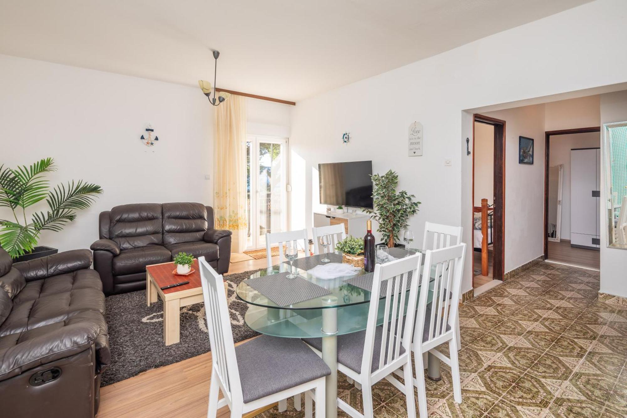 Urban Edge - Beach Apartments Omis Bagian luar foto