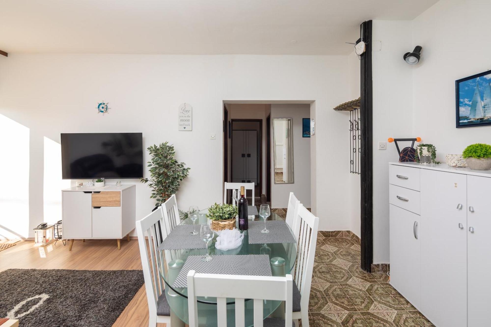 Urban Edge - Beach Apartments Omis Bagian luar foto