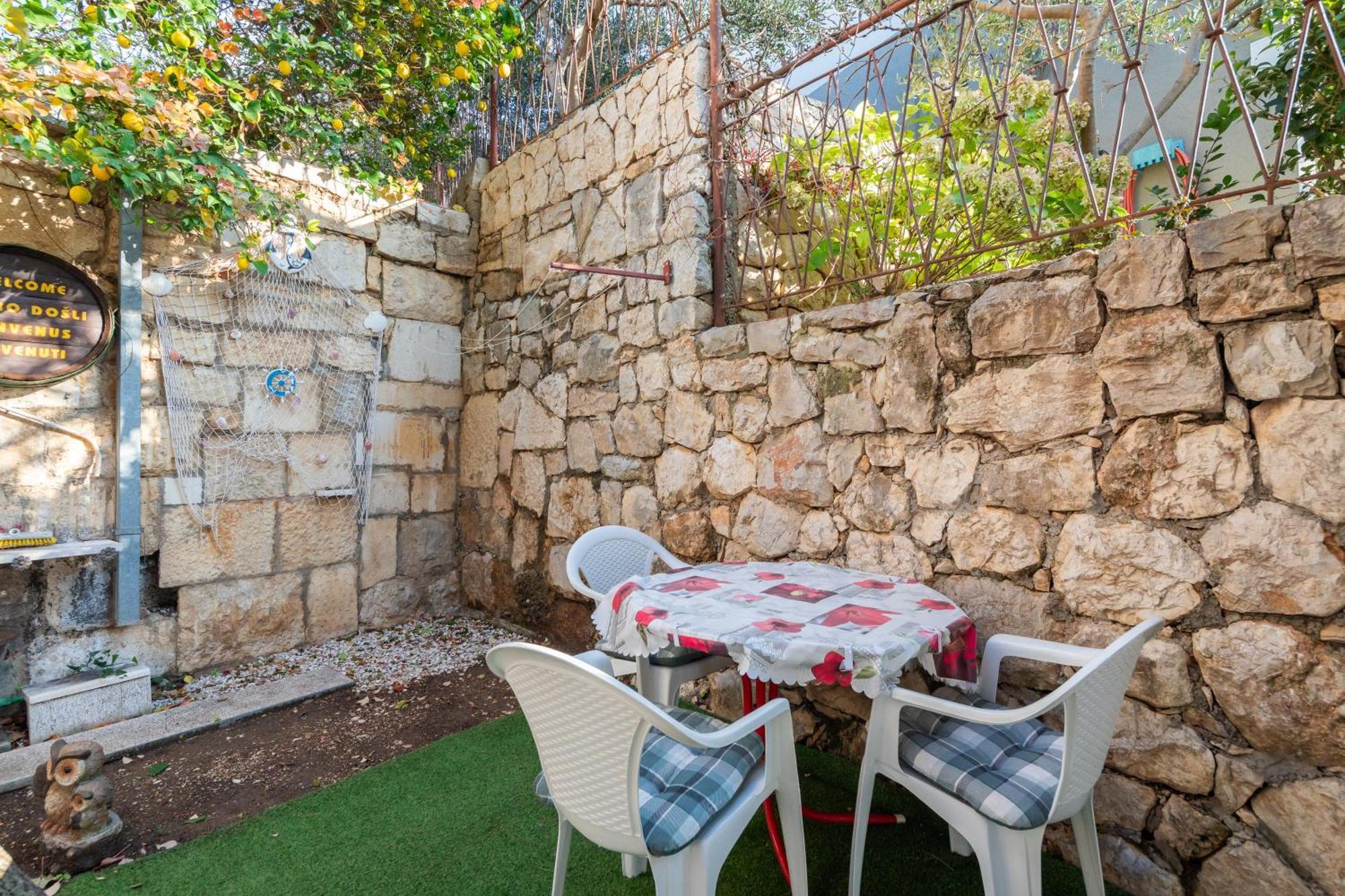 Urban Edge - Beach Apartments Omis Bagian luar foto
