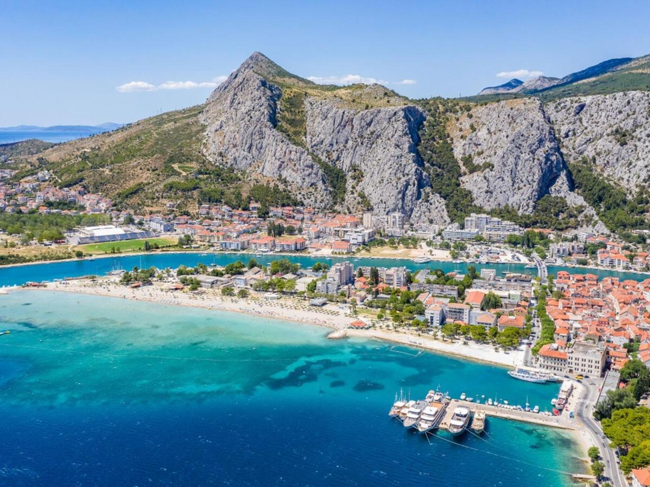 Urban Edge - Beach Apartments Omis Bagian luar foto