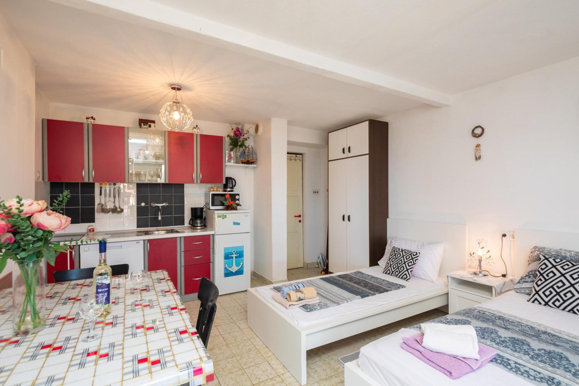 Urban Edge - Beach Apartments Omis Bagian luar foto
