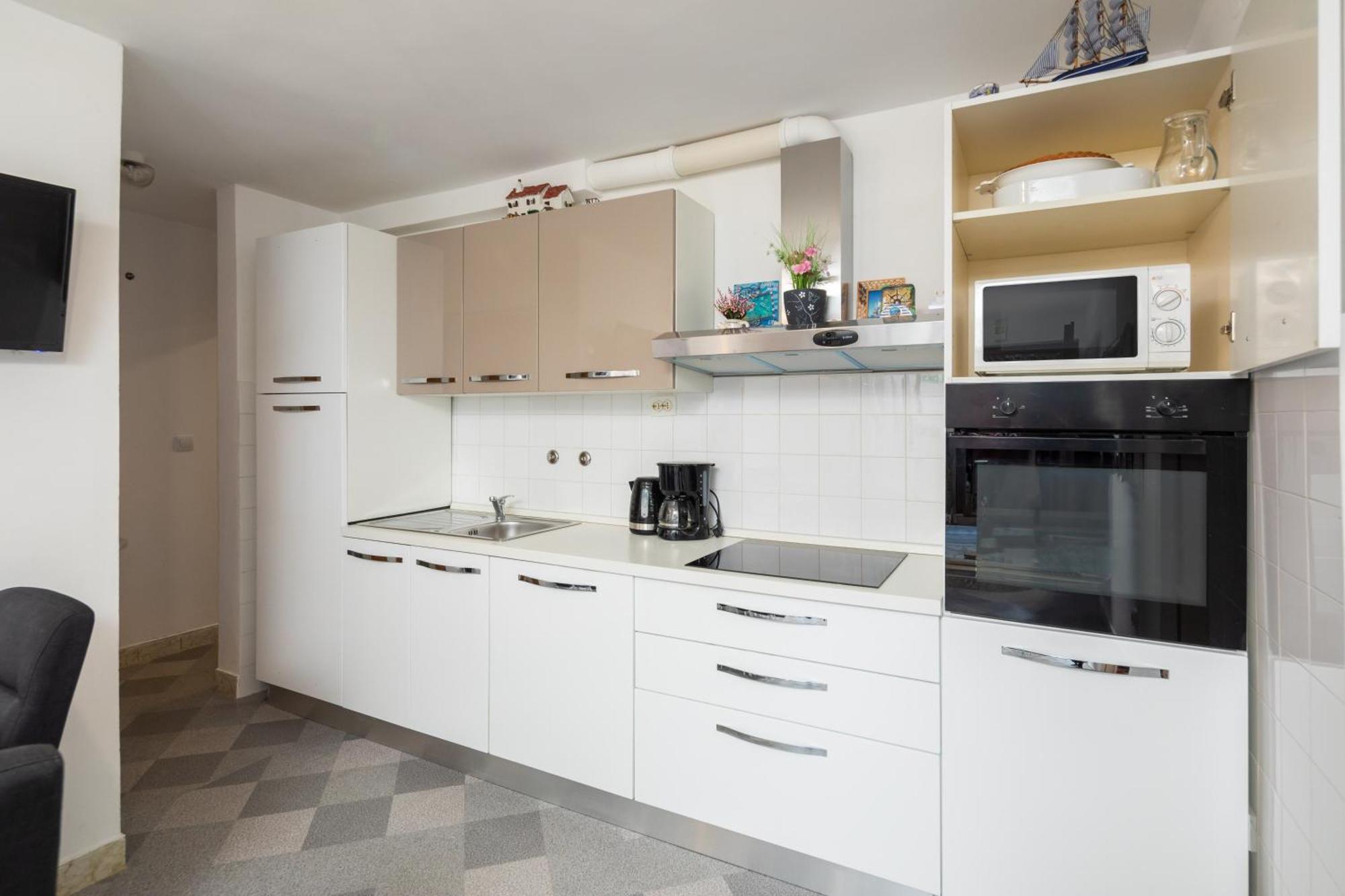 Urban Edge - Beach Apartments Omis Bagian luar foto