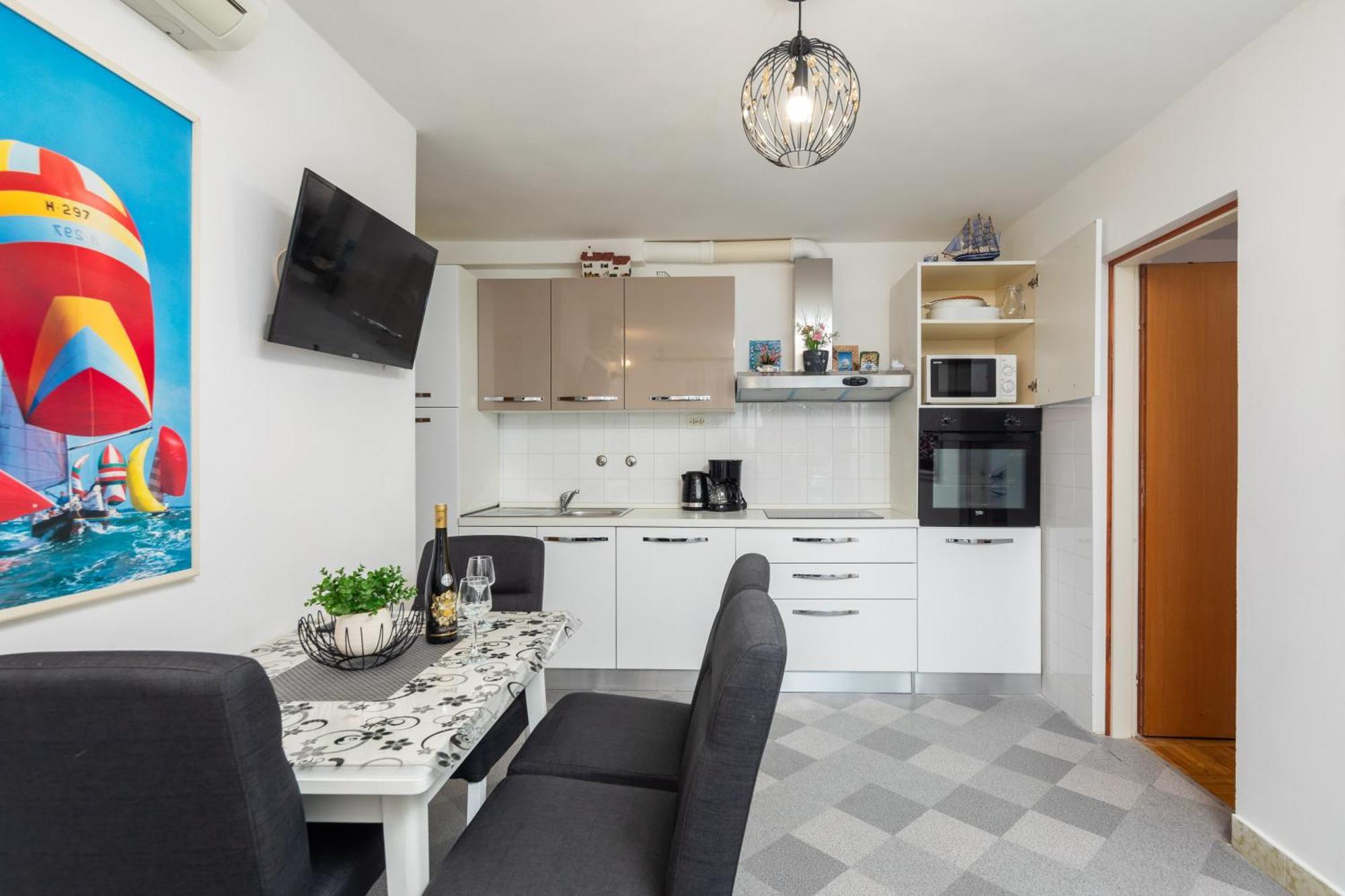 Urban Edge - Beach Apartments Omis Bagian luar foto