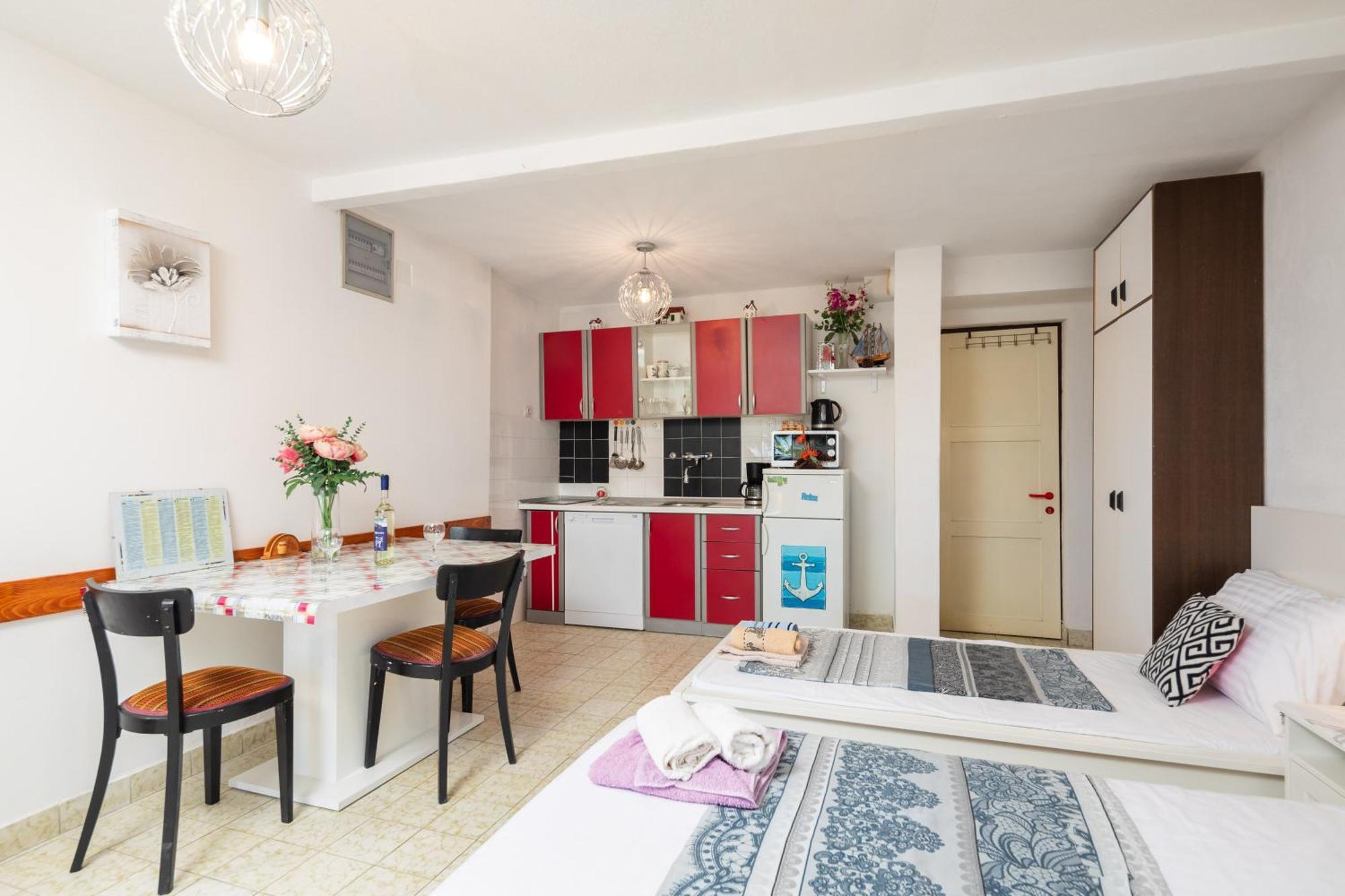 Urban Edge - Beach Apartments Omis Bagian luar foto