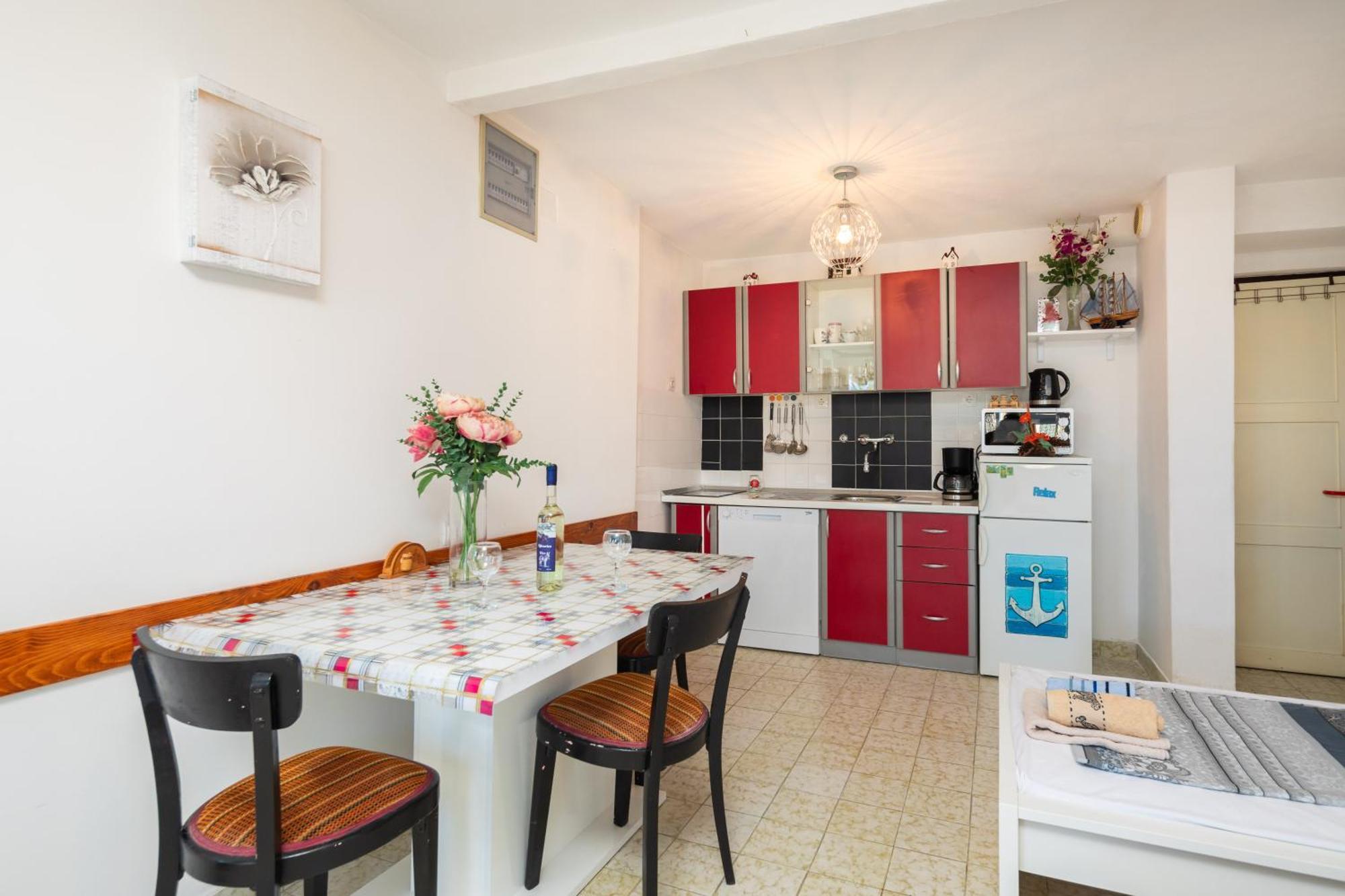 Urban Edge - Beach Apartments Omis Bagian luar foto