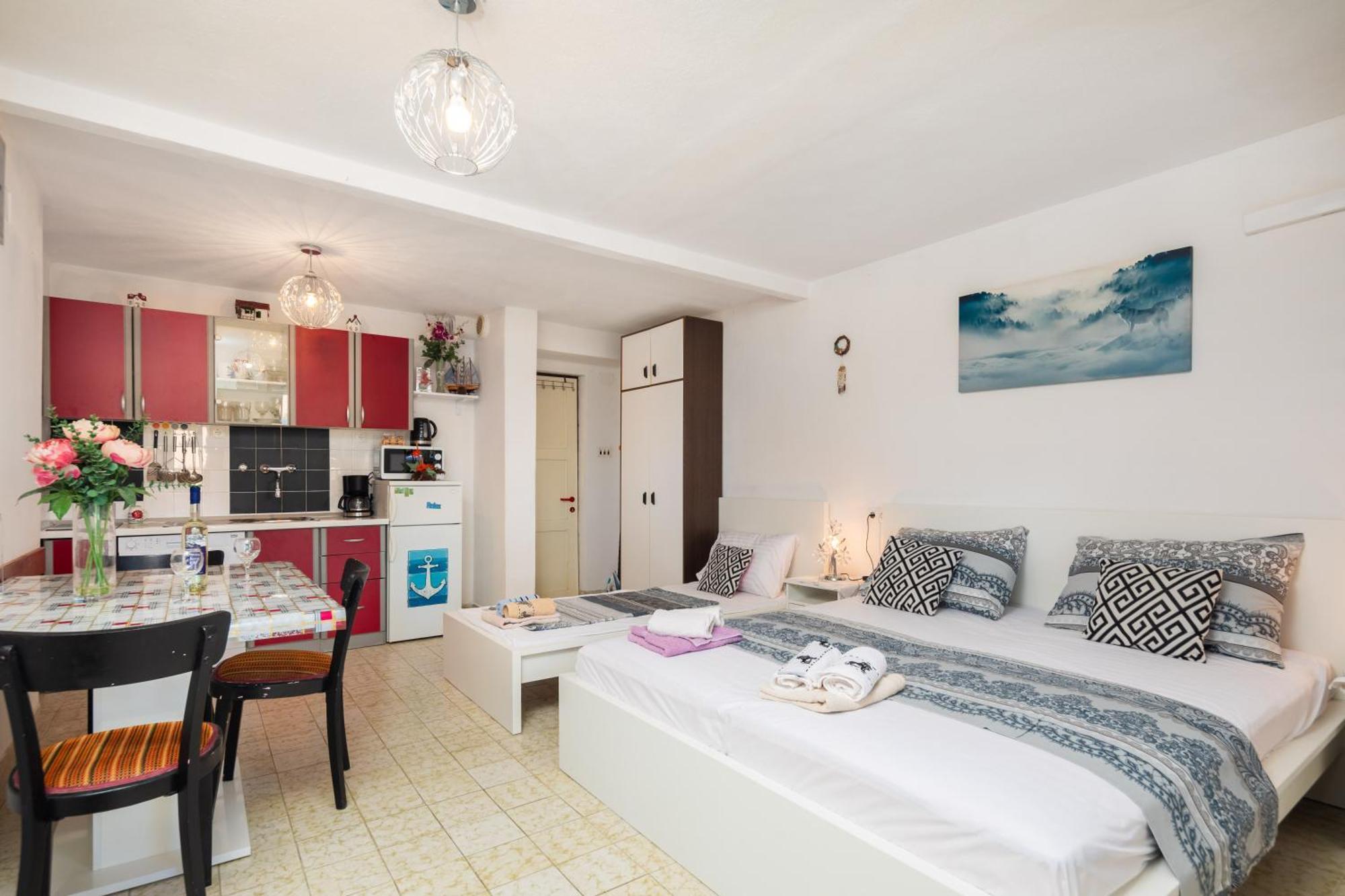 Urban Edge - Beach Apartments Omis Bagian luar foto
