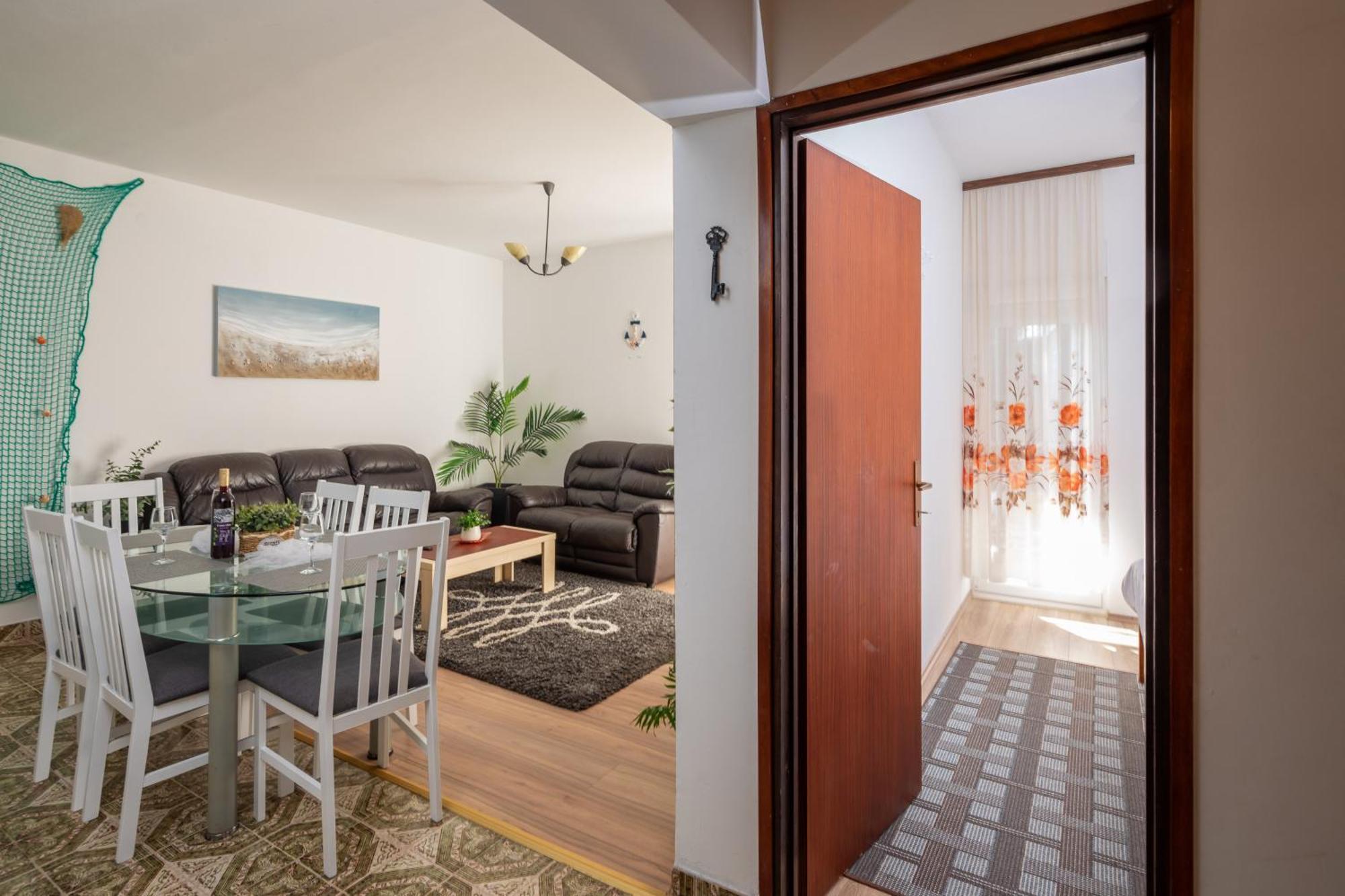 Urban Edge - Beach Apartments Omis Bagian luar foto