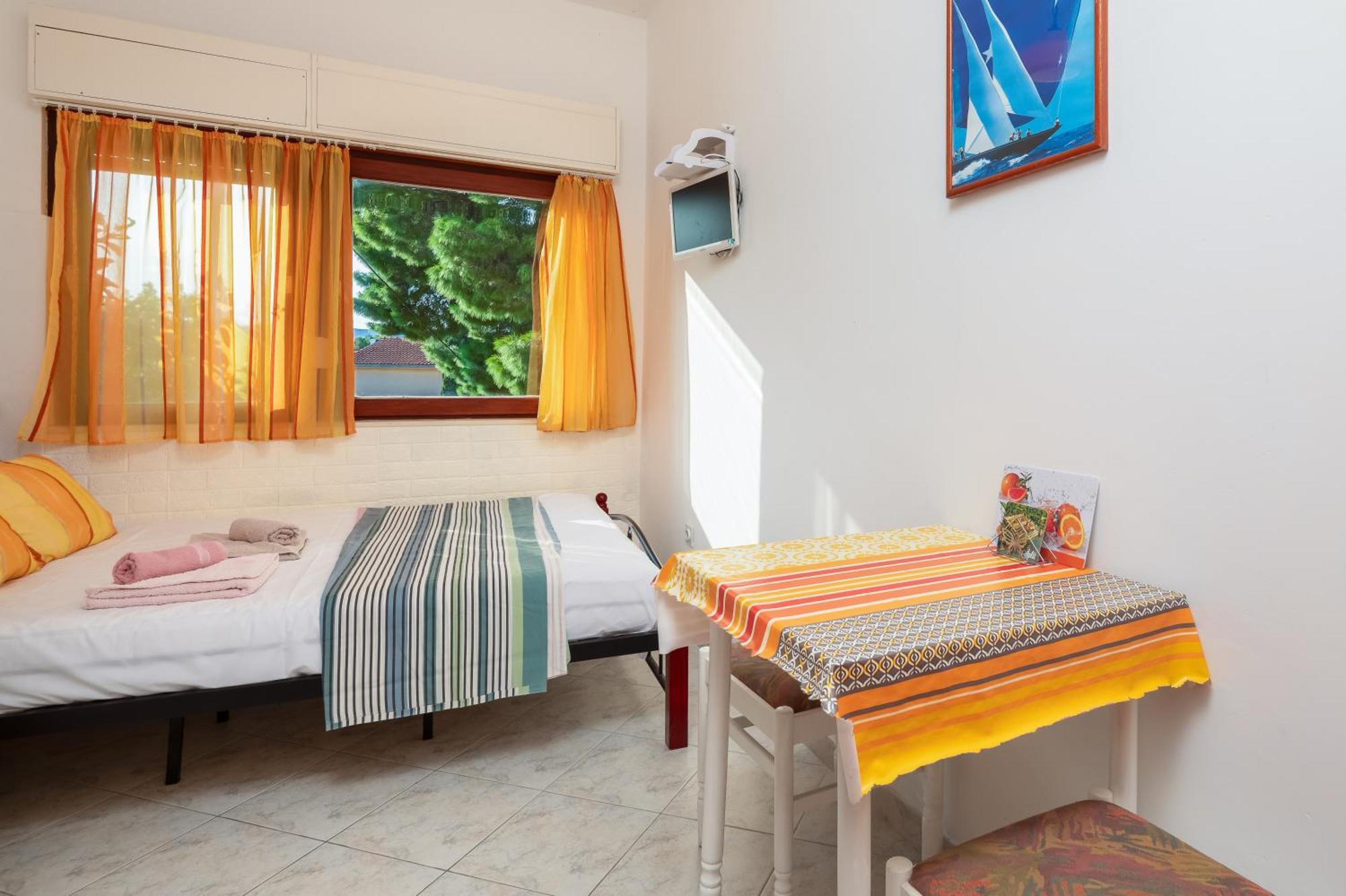 Urban Edge - Beach Apartments Omis Bagian luar foto