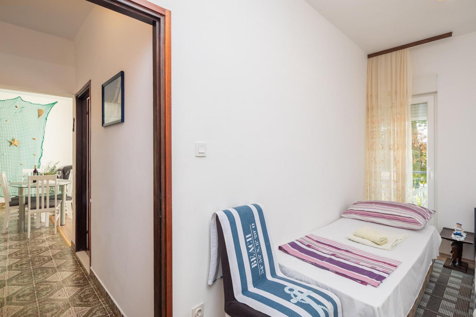 Urban Edge - Beach Apartments Omis Bagian luar foto