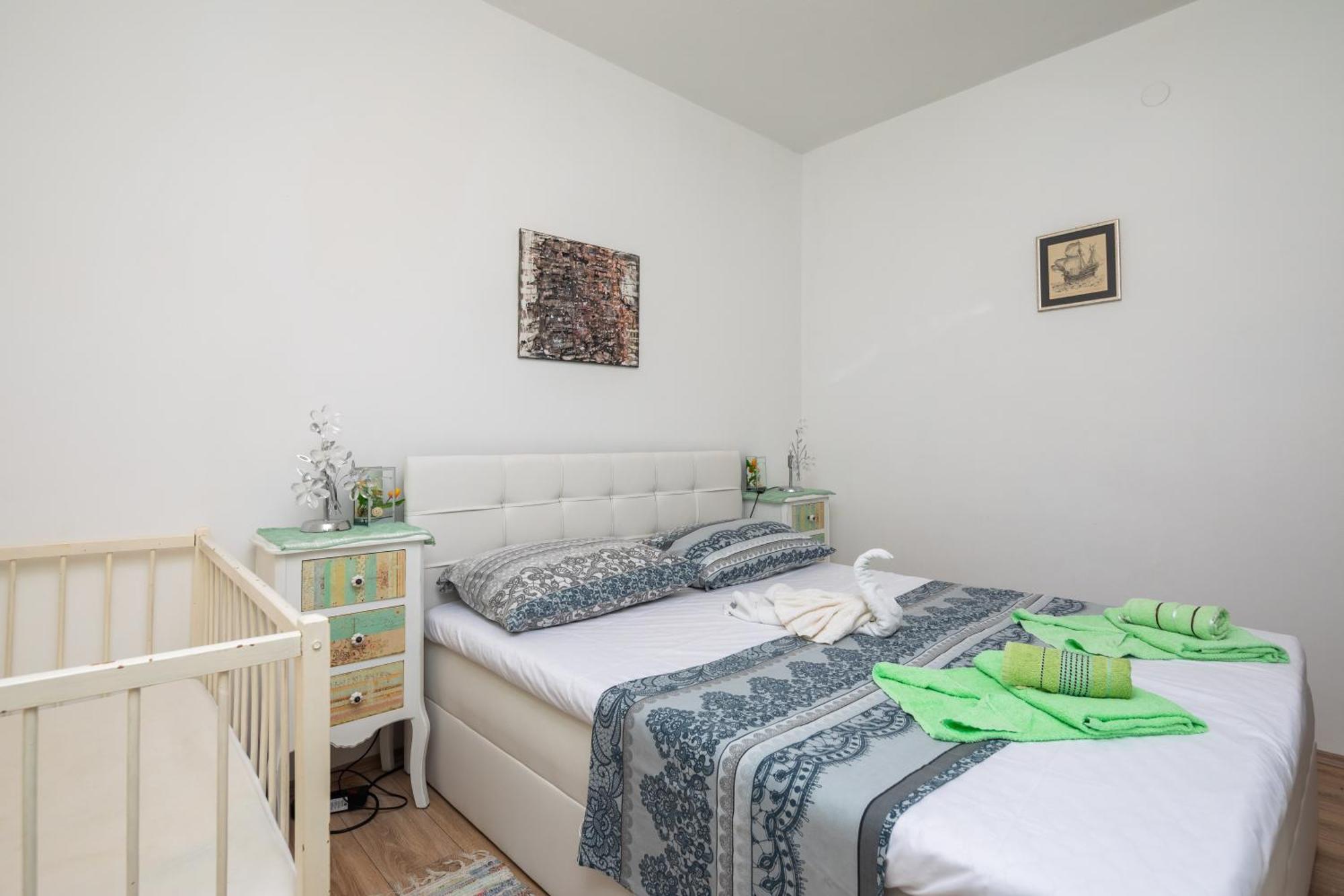 Urban Edge - Beach Apartments Omis Bagian luar foto