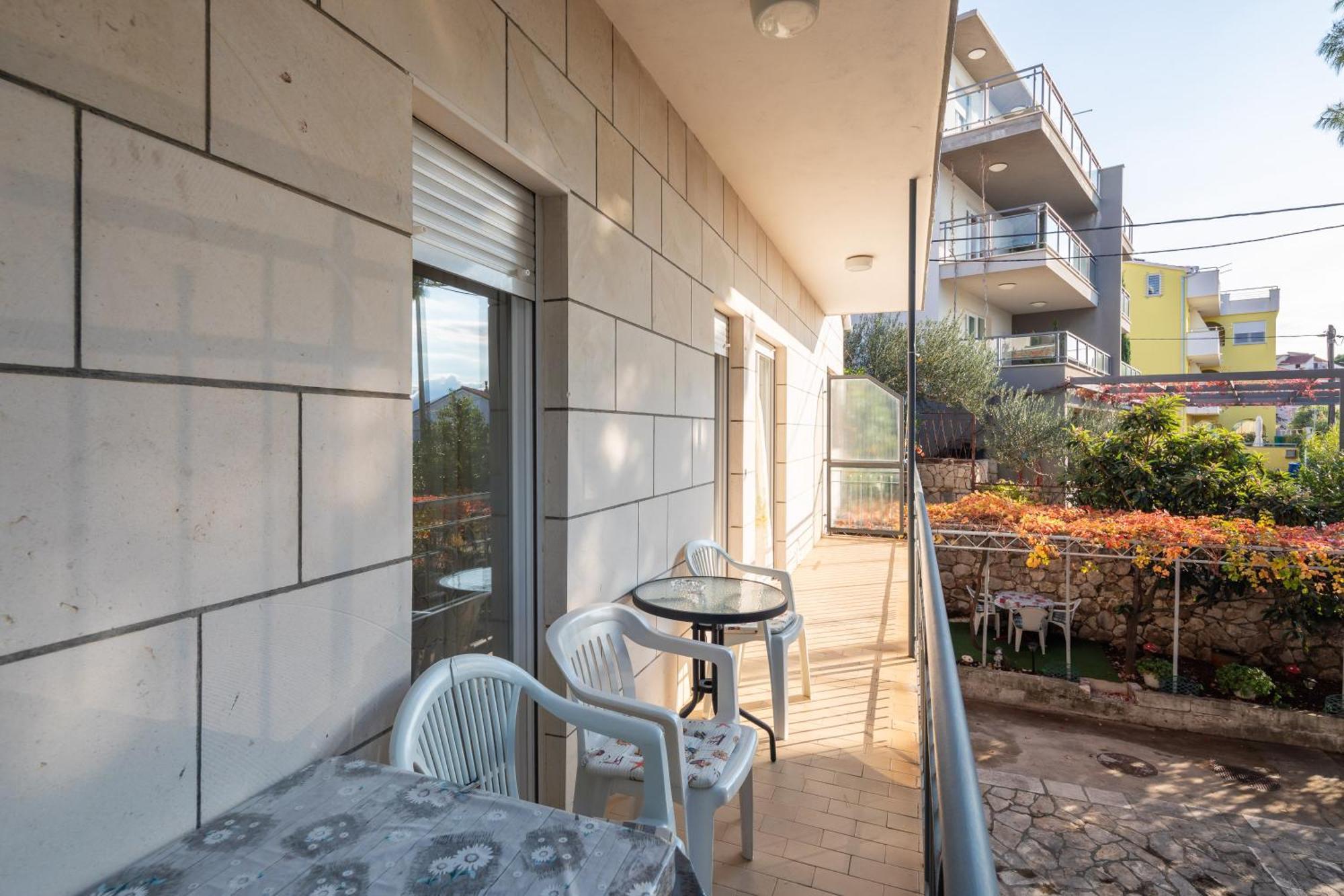 Urban Edge - Beach Apartments Omis Bagian luar foto