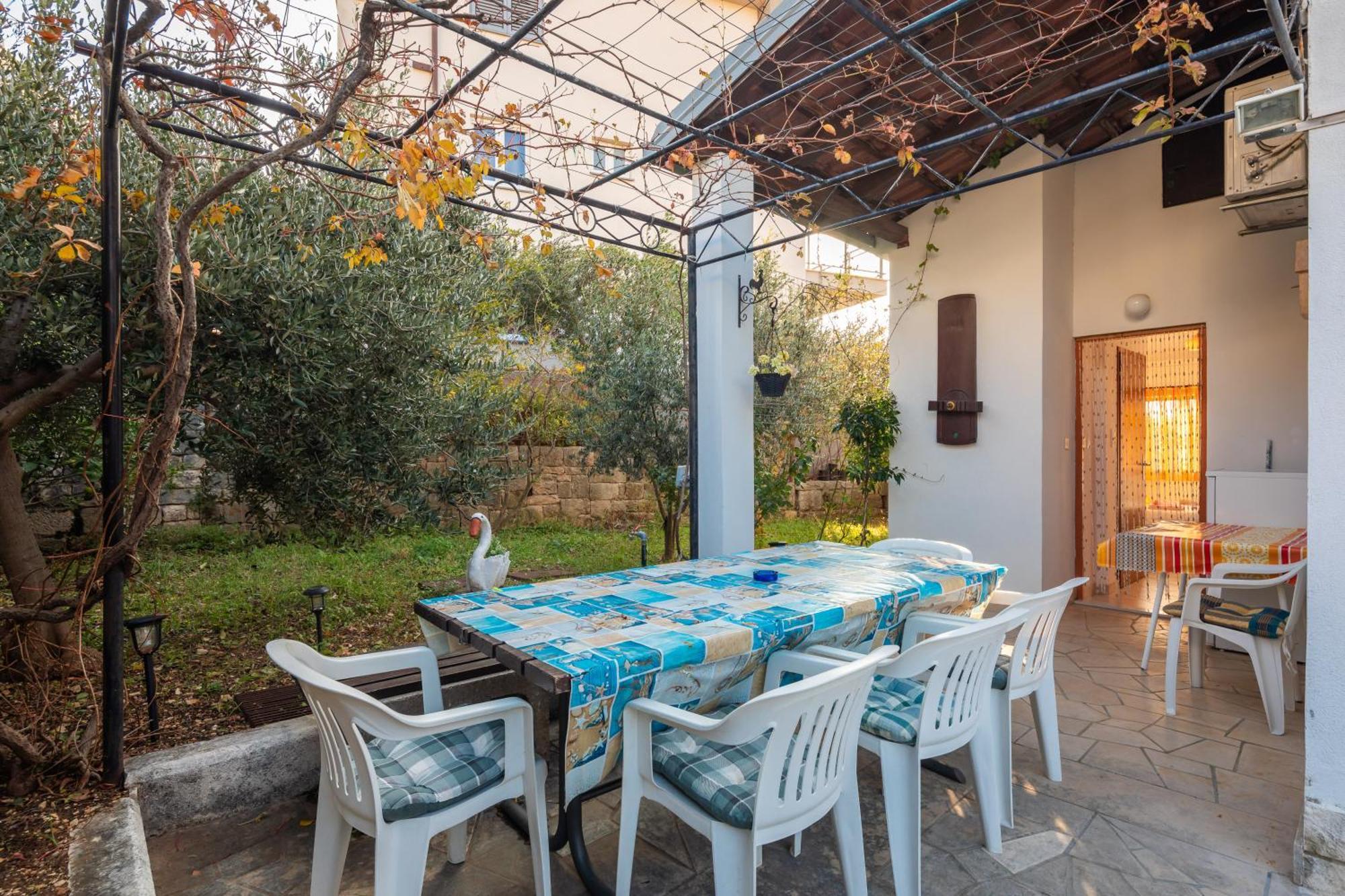 Urban Edge - Beach Apartments Omis Bagian luar foto